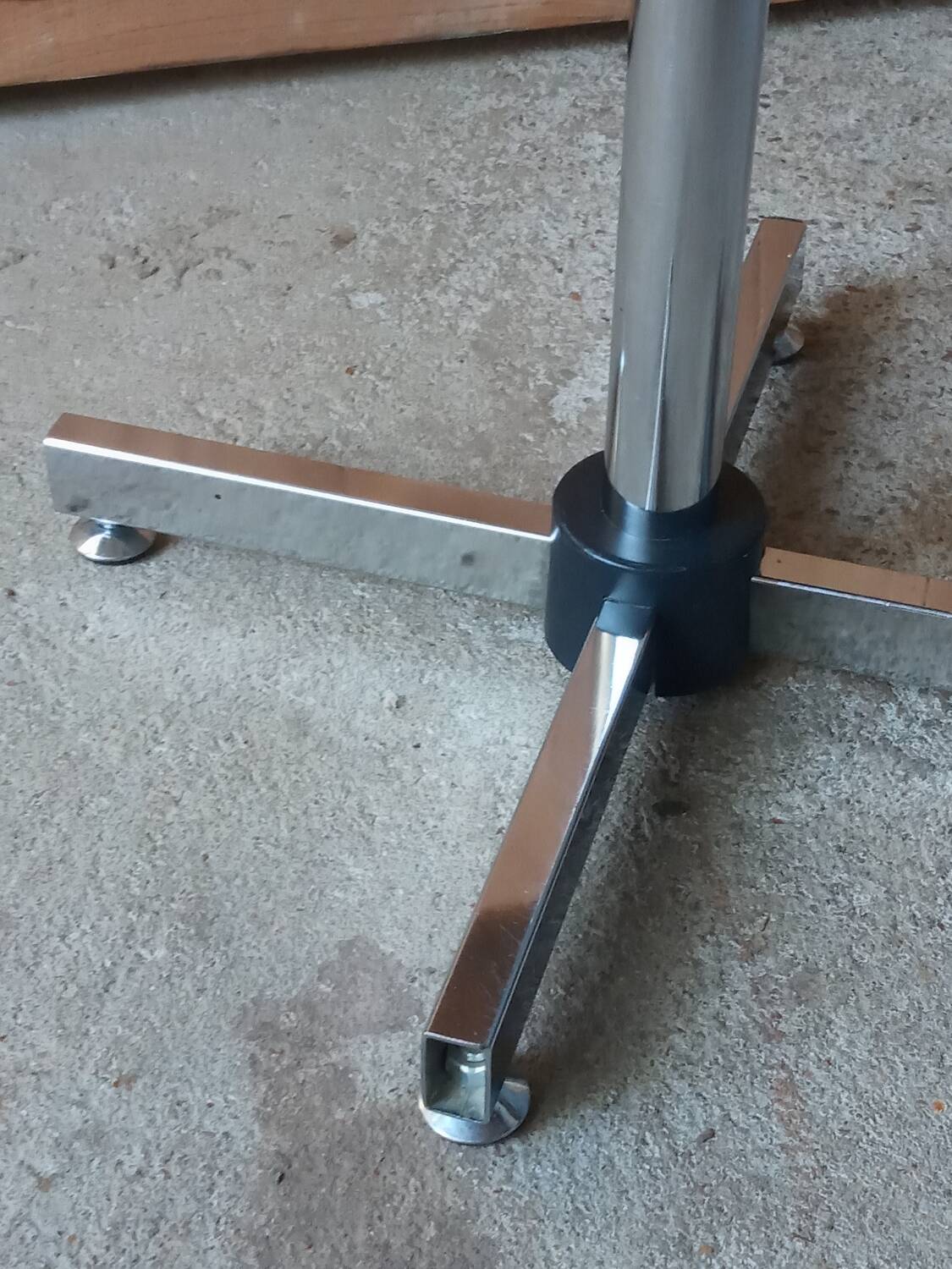 KOR telescopic stool in leatherette