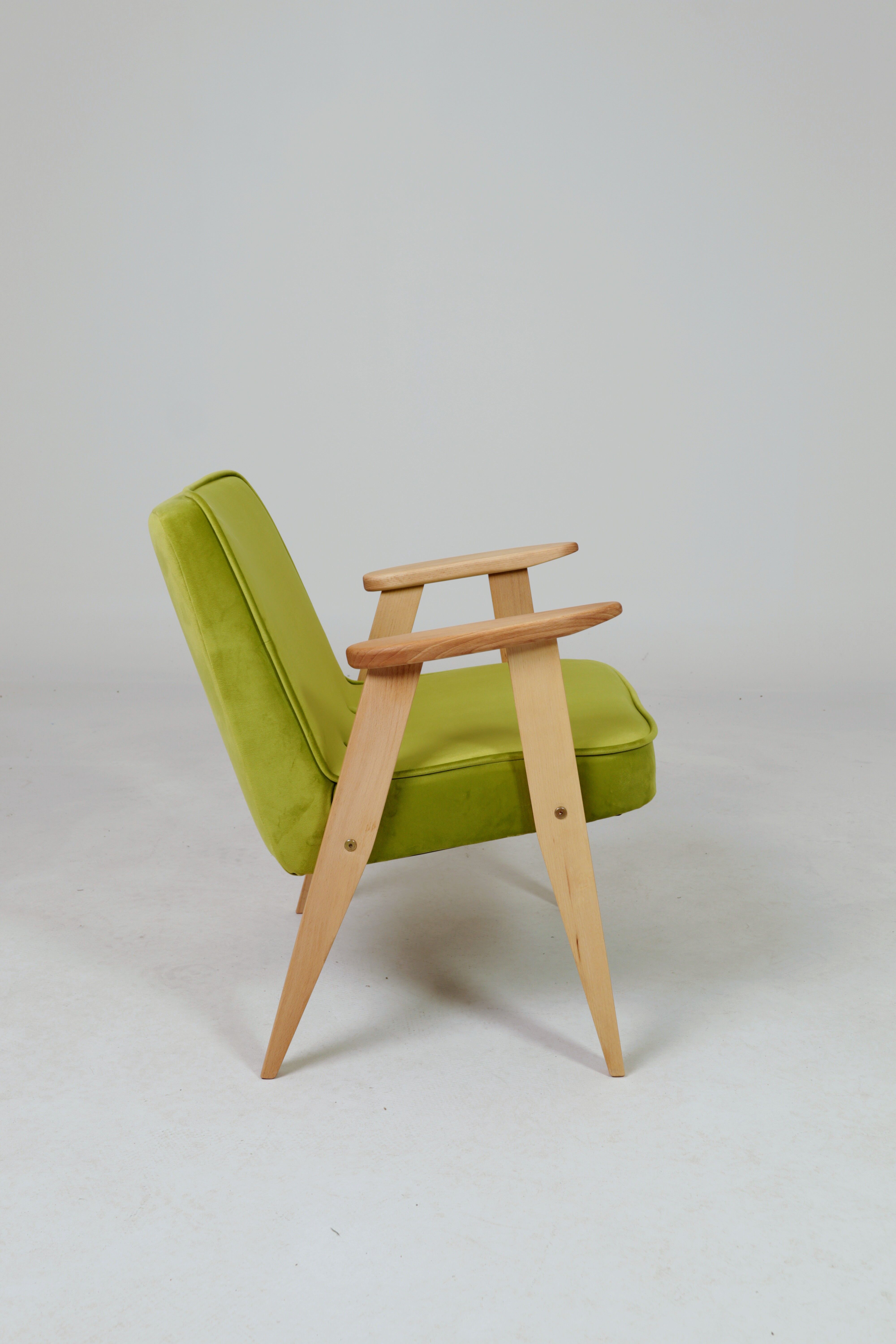 Fauteuil vintage en velours vert poire, bois naturel huilé.