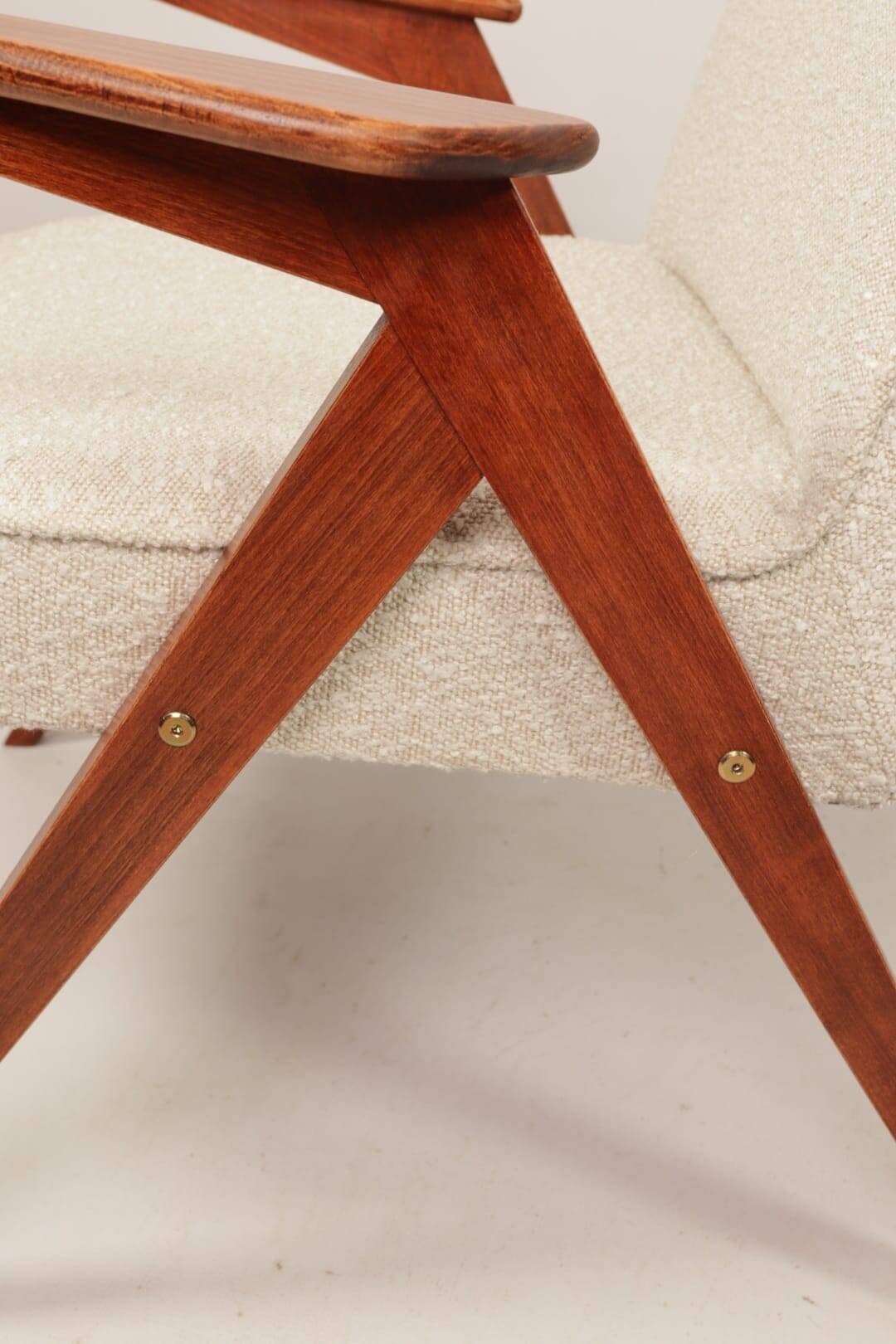 Fauteuil Bouclè de J. Chierowski, 1960 Pologne, Fauteuil en bois Design scandinave