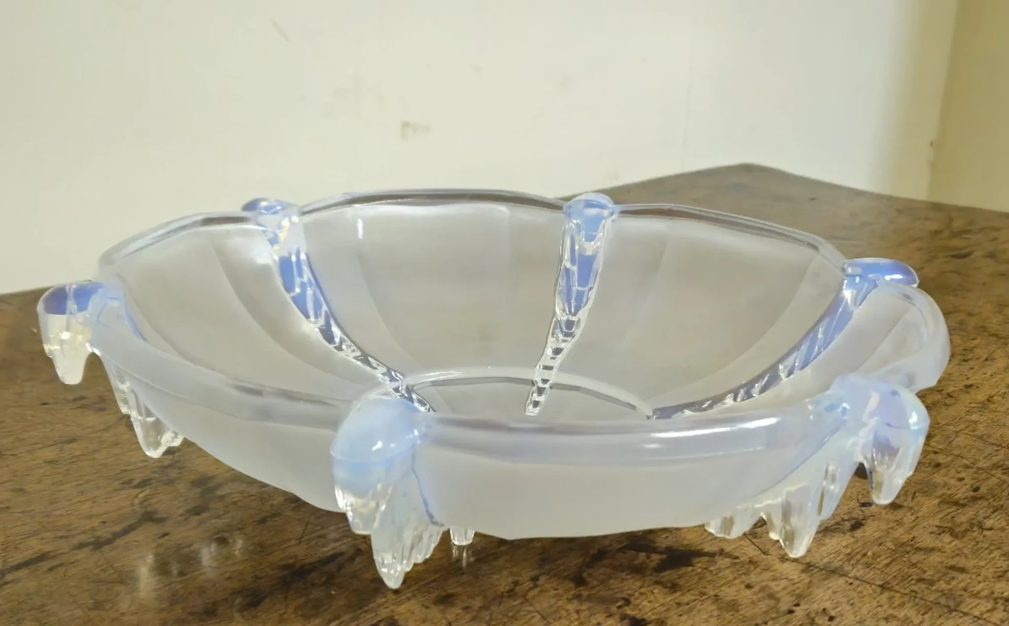 Centre de table en verre opalescent – Art Déco