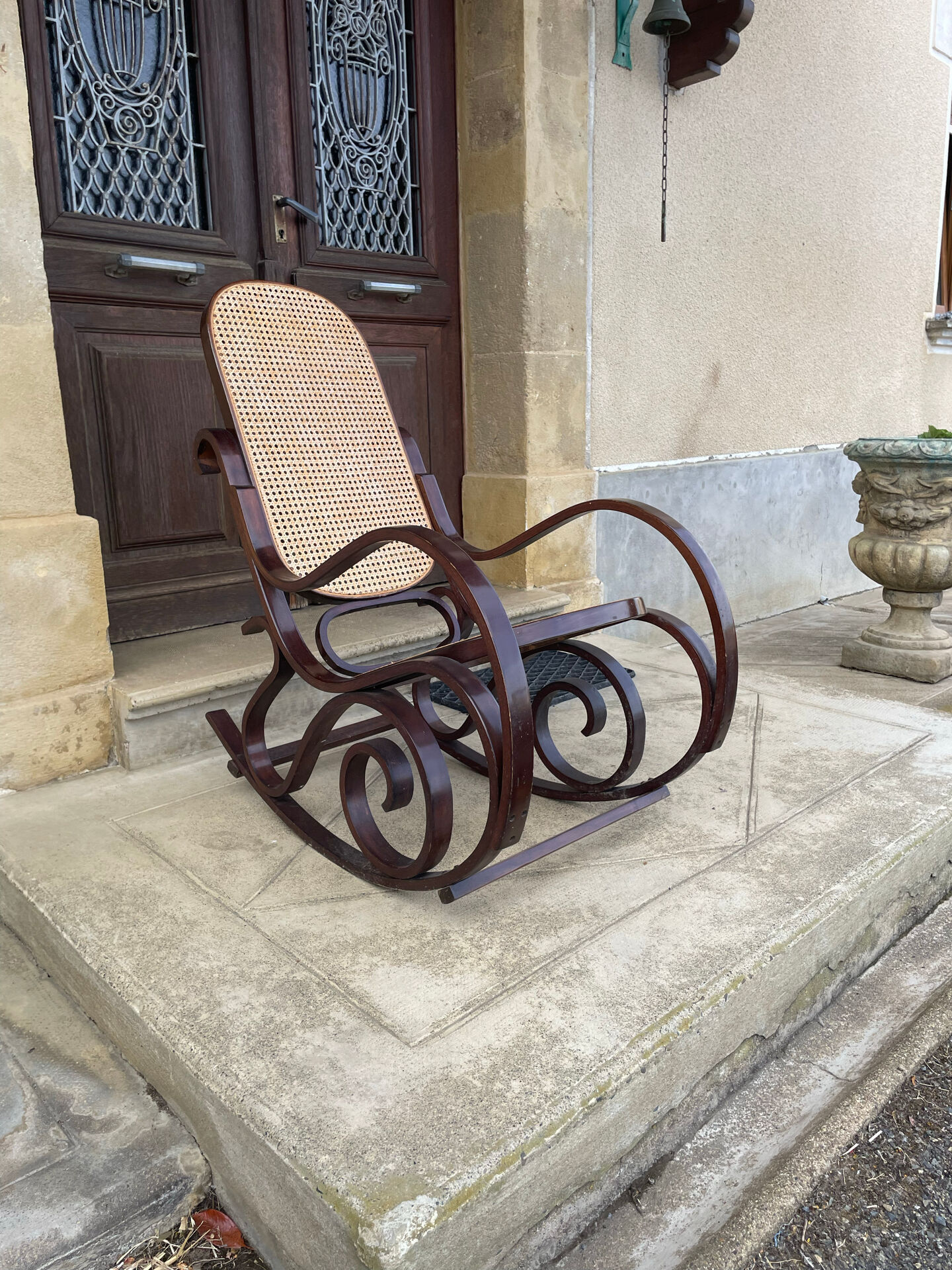 Rocking-chair en bois courbé et cannage