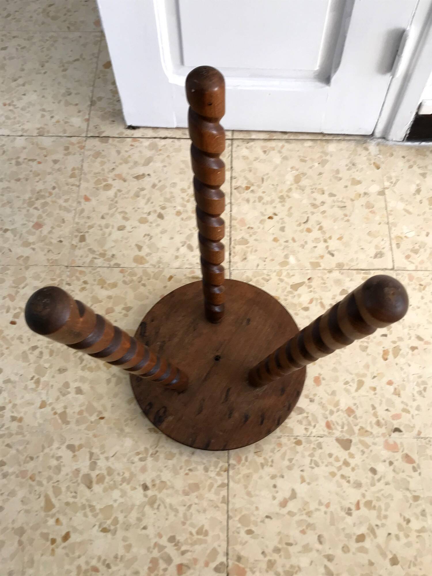 Tabouret tripode vintage en bois tourné