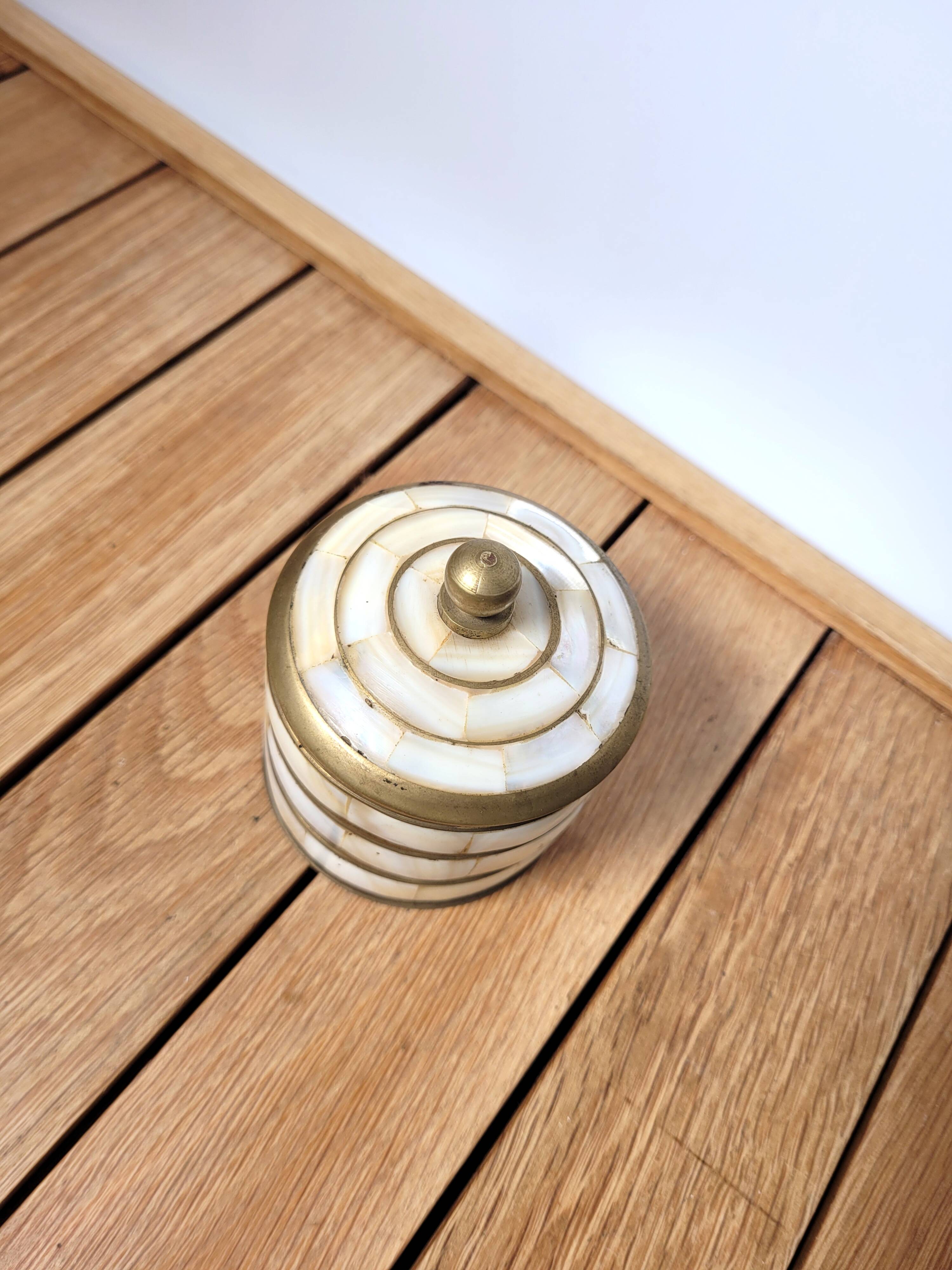 Small round box in mother-of-pearl and brass