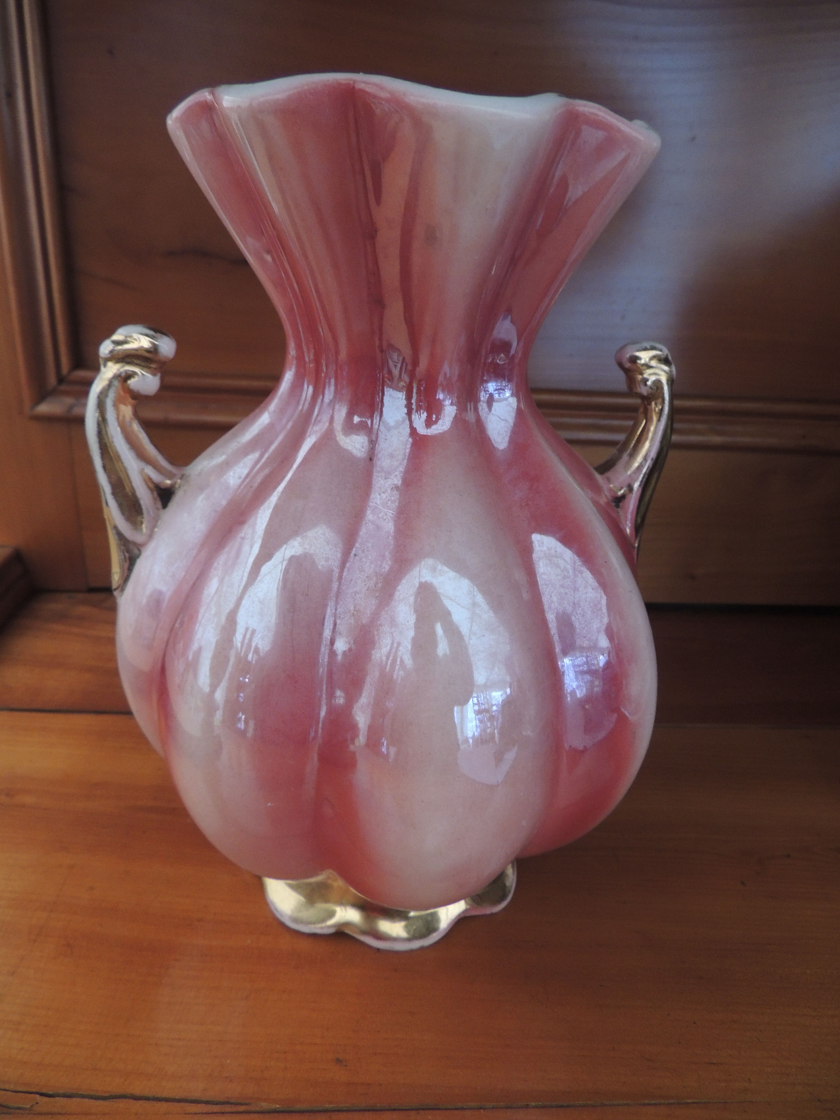 Vase rose pansu anses dorées pied corolle