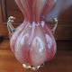 Vase rose pansu anses dorées pied corolle
