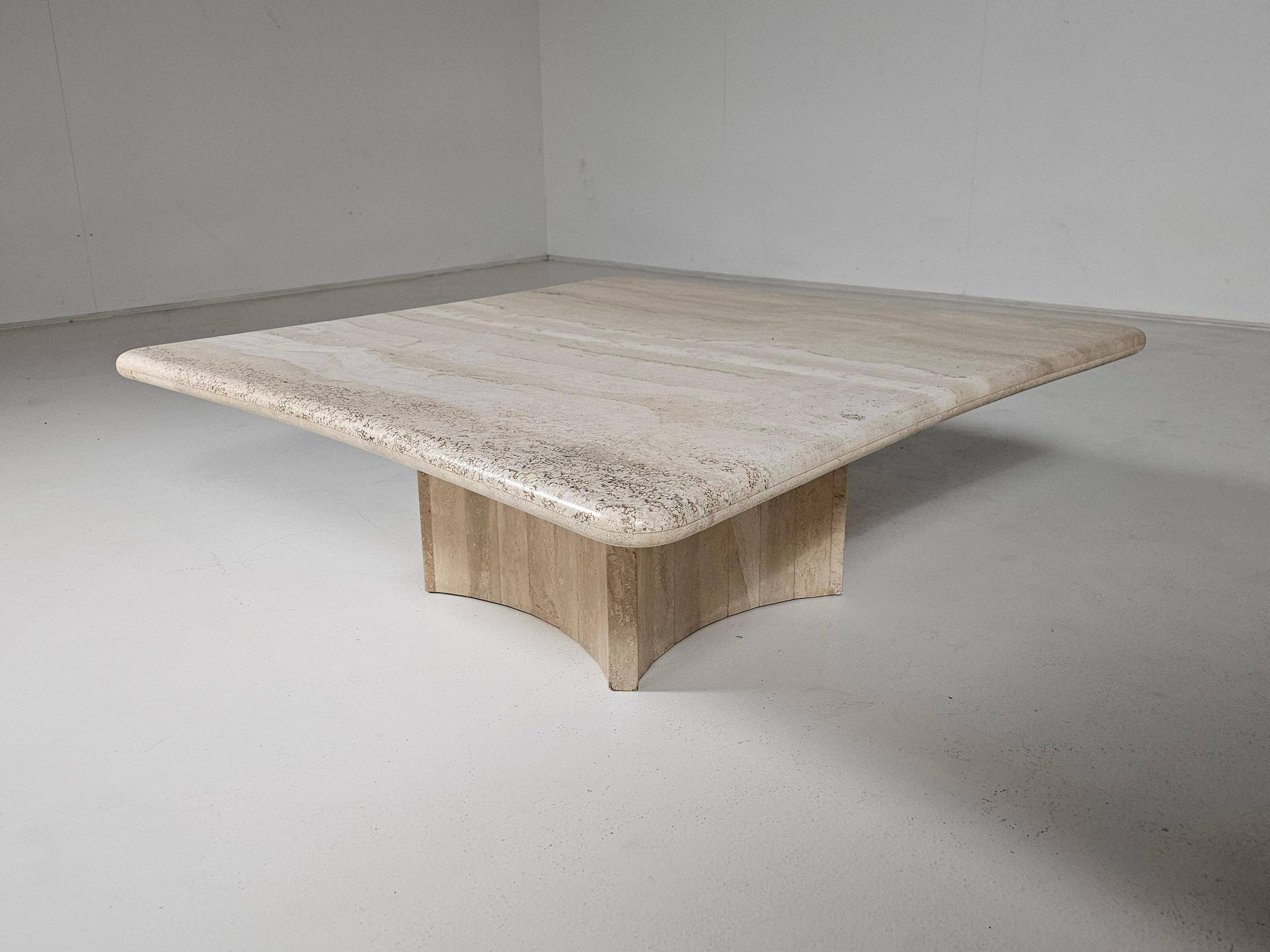 Sculptural coffee table in Italian travertine from the 1970s.