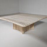 Sculptural coffee table in Italian travertine from the 1970s.