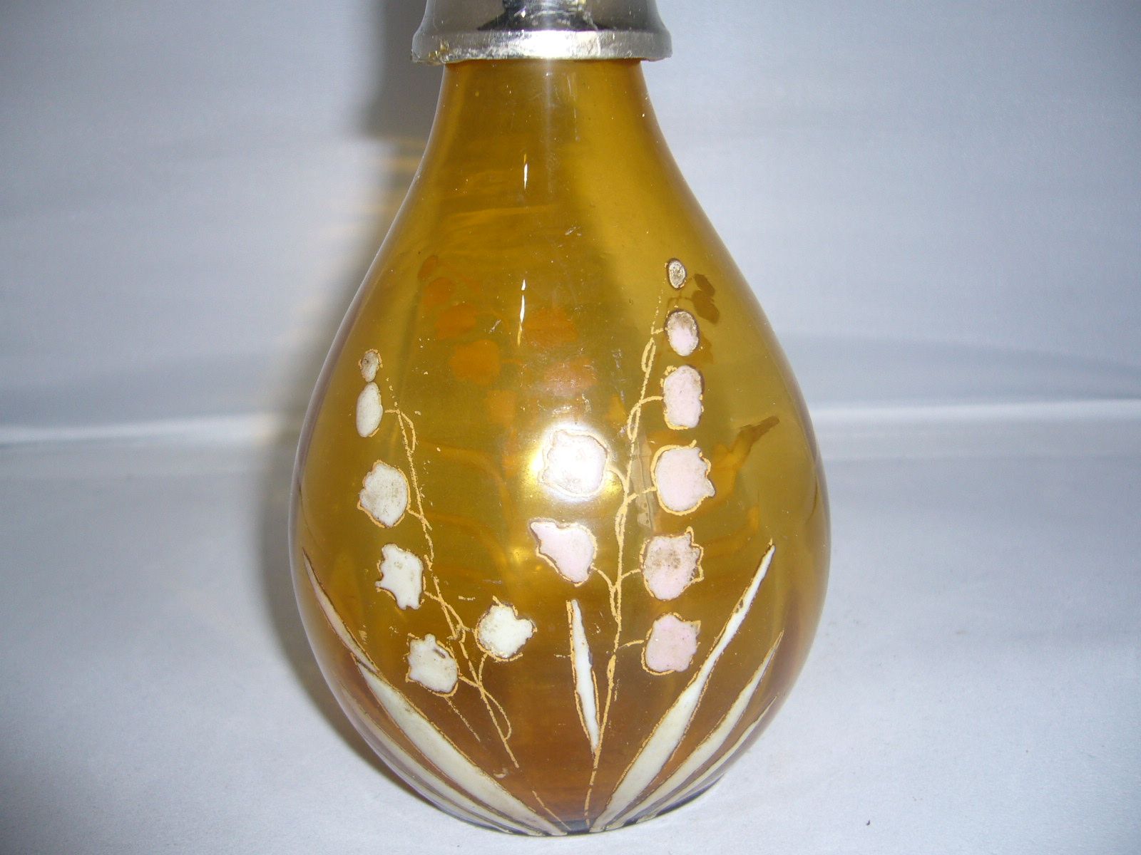 Flacon ancien en verre émaillé décoré de muguet