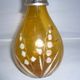 Flacon ancien en verre émaillé décoré de muguet