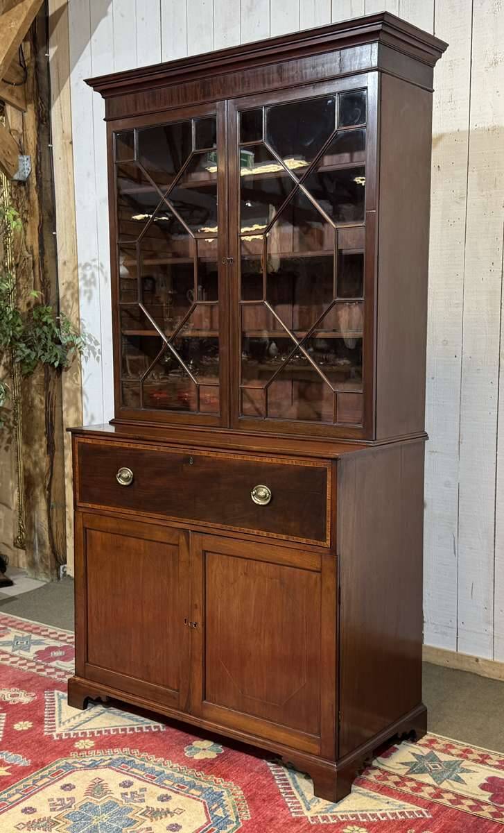 Victorian writing desk from the 19th century in mahogany.