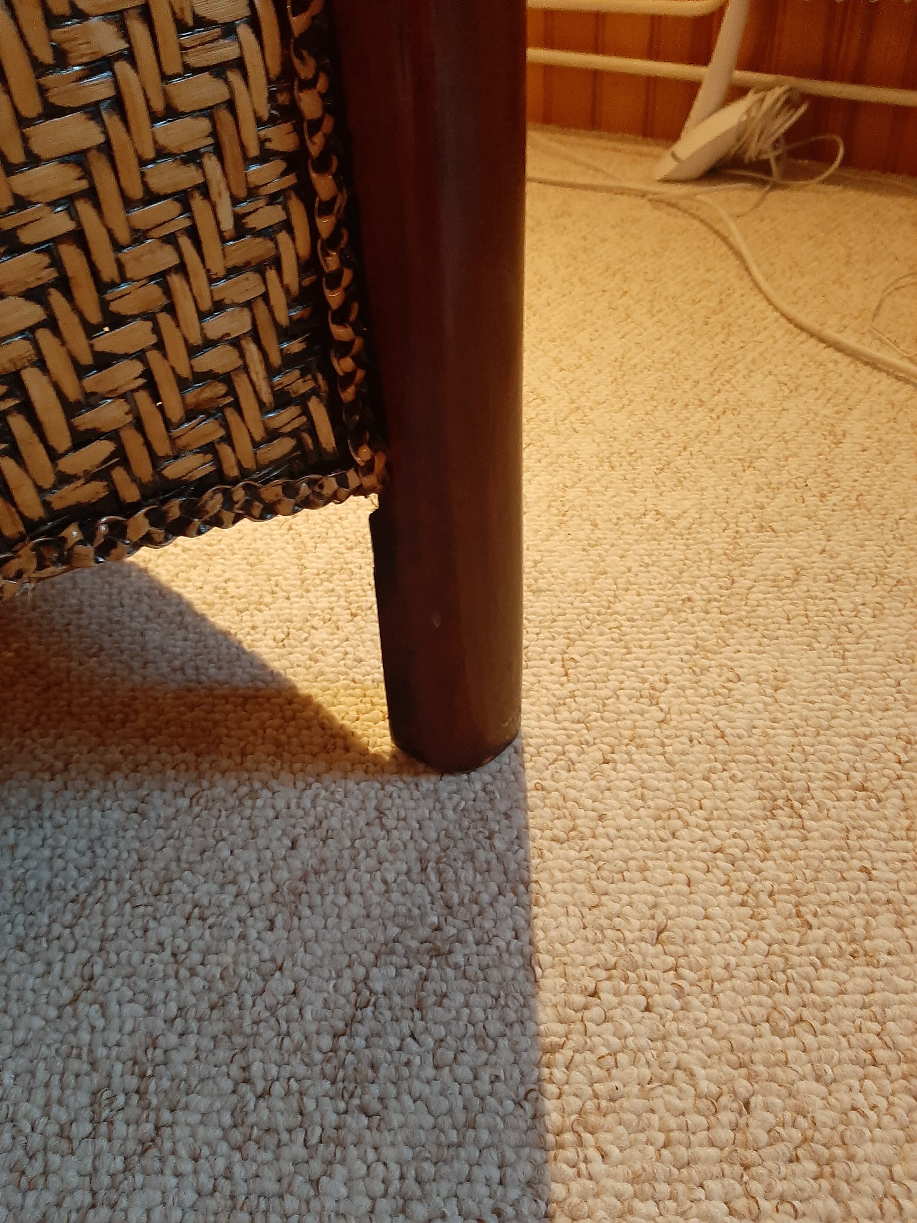 Fauteuil rotin tressé et bois exotique