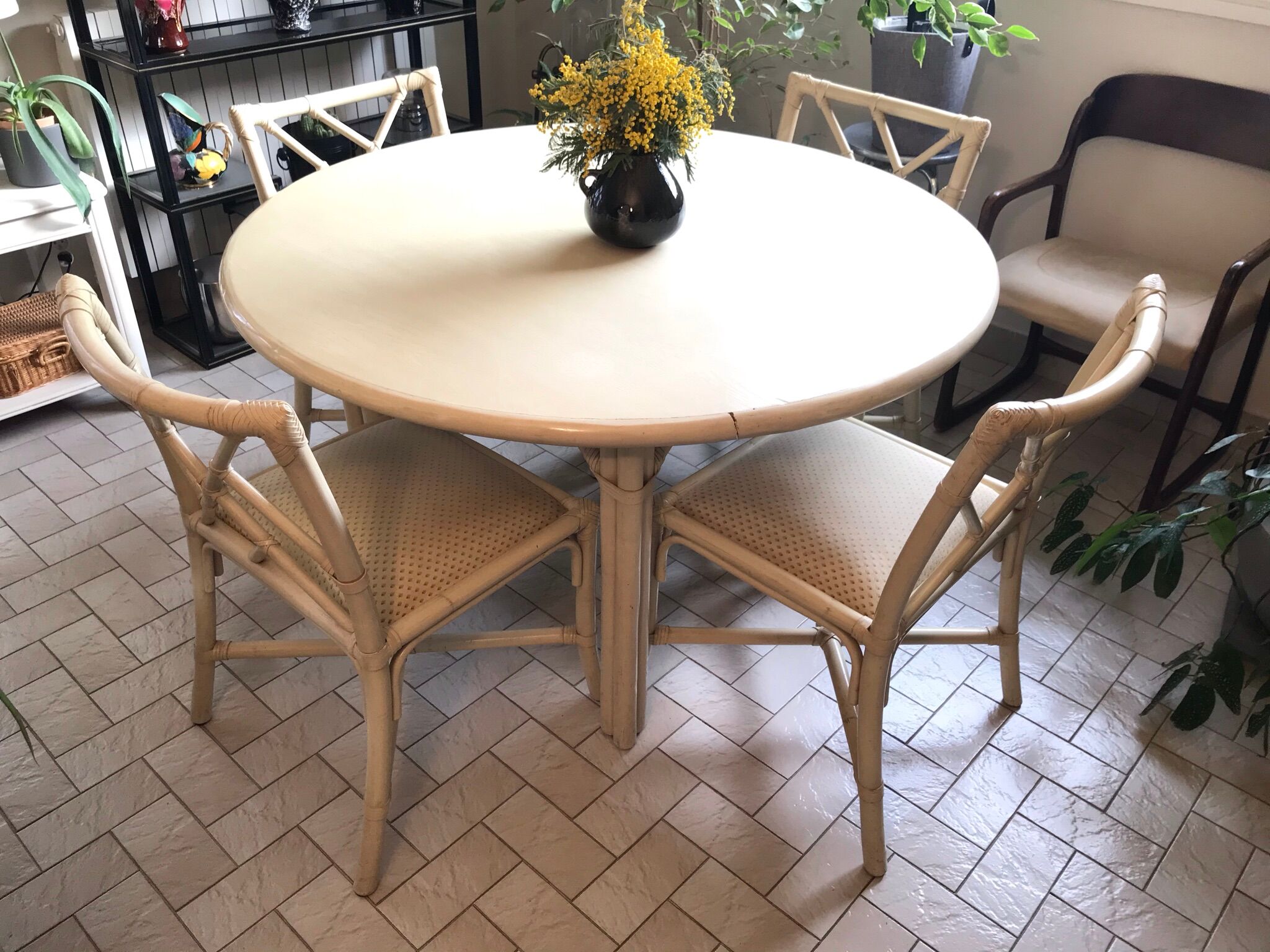 Fauteuil simili cuir noir 1970