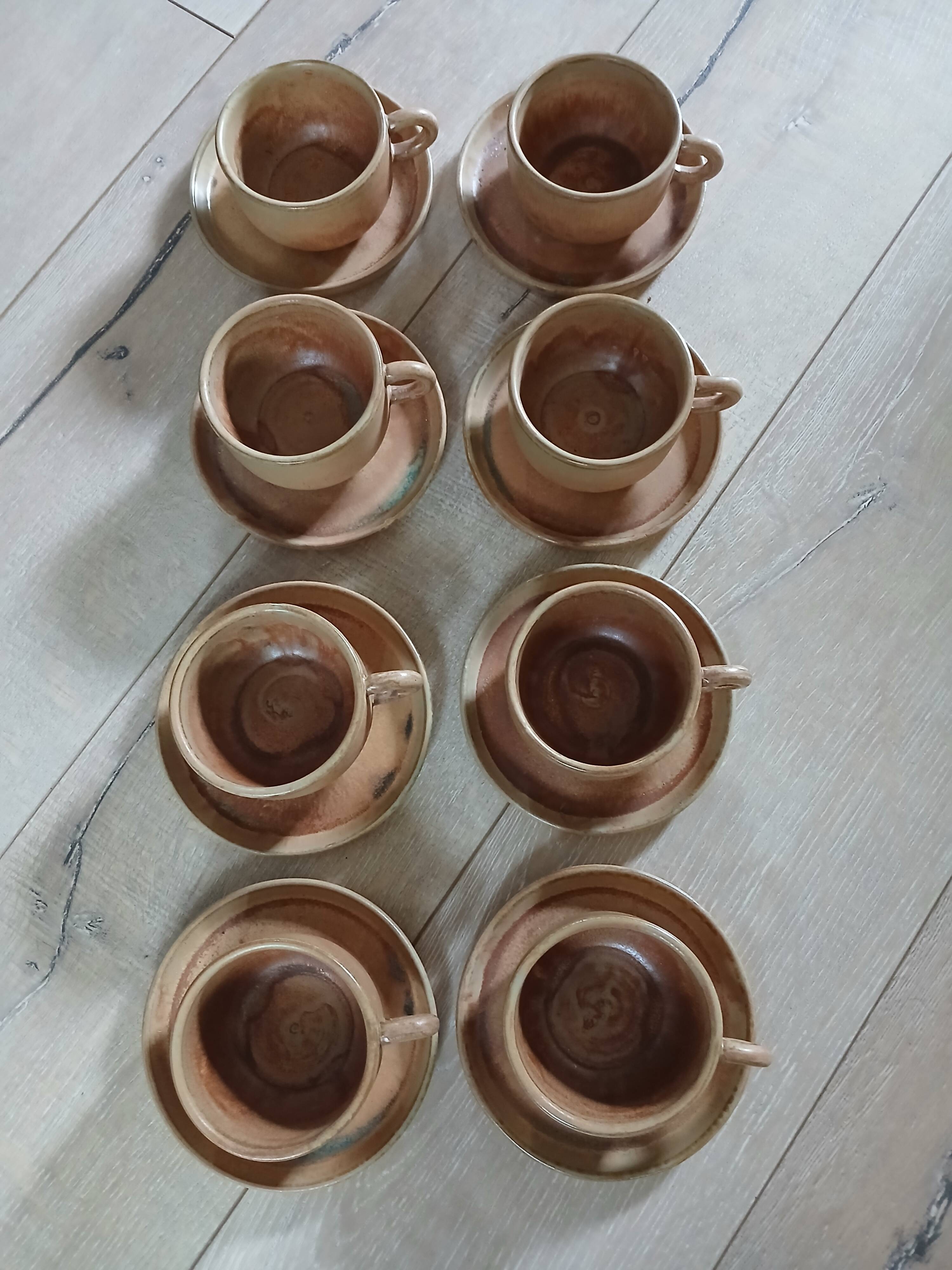 8 tasses anciennes avec soucoupes en grès