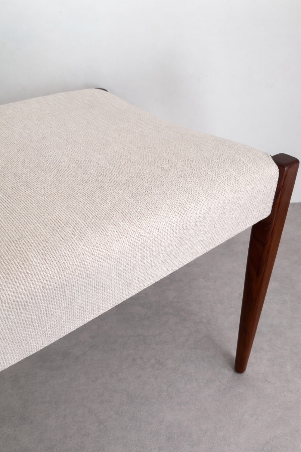 Set of 4 Scandinavian chairs in teak and fabric.