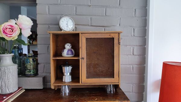 Garde-manger ancien français, mural en bois et treillis