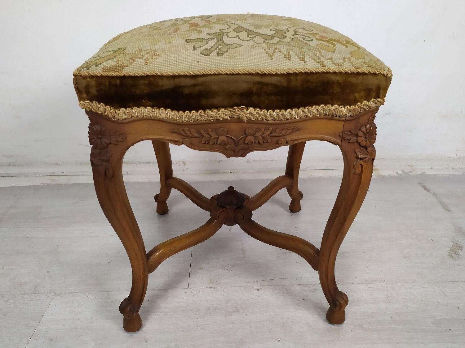 Louis XV pouf