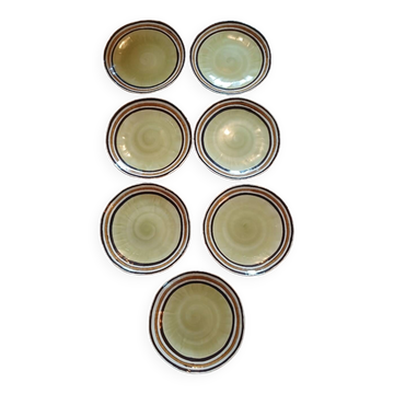 7 assiettes plates anciennes en grès