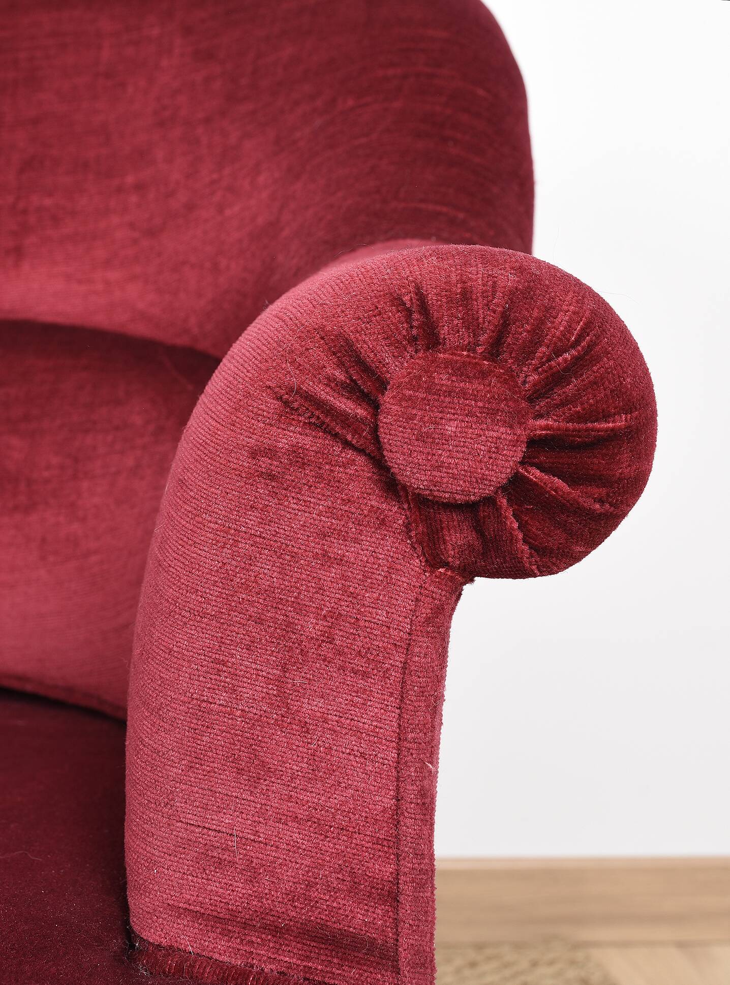 Sofa and pair of toad armchairs in red velvet.