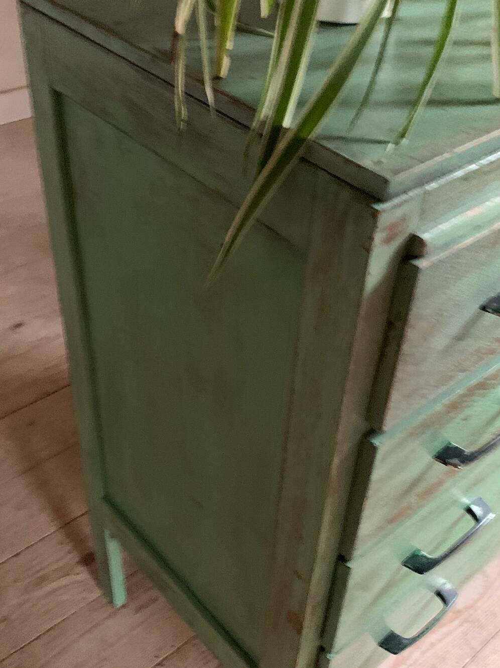 Vintage patinated splayed leg chest of drawers