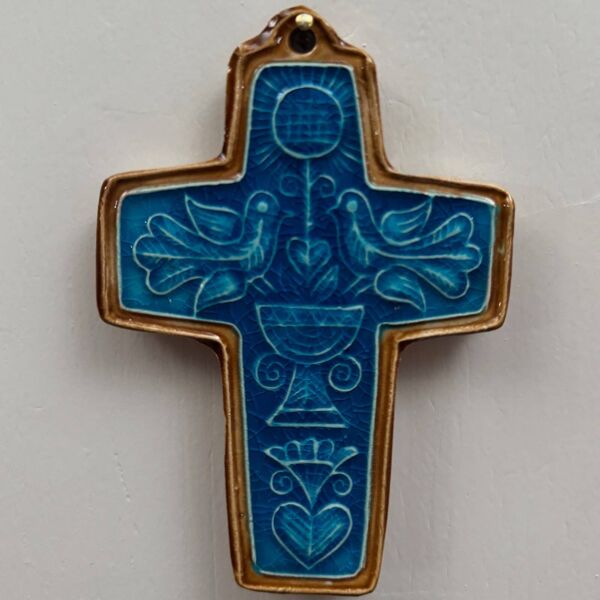 Croix en céramique fond bleu décor d'oiseaux par Taburet Quimper XXe