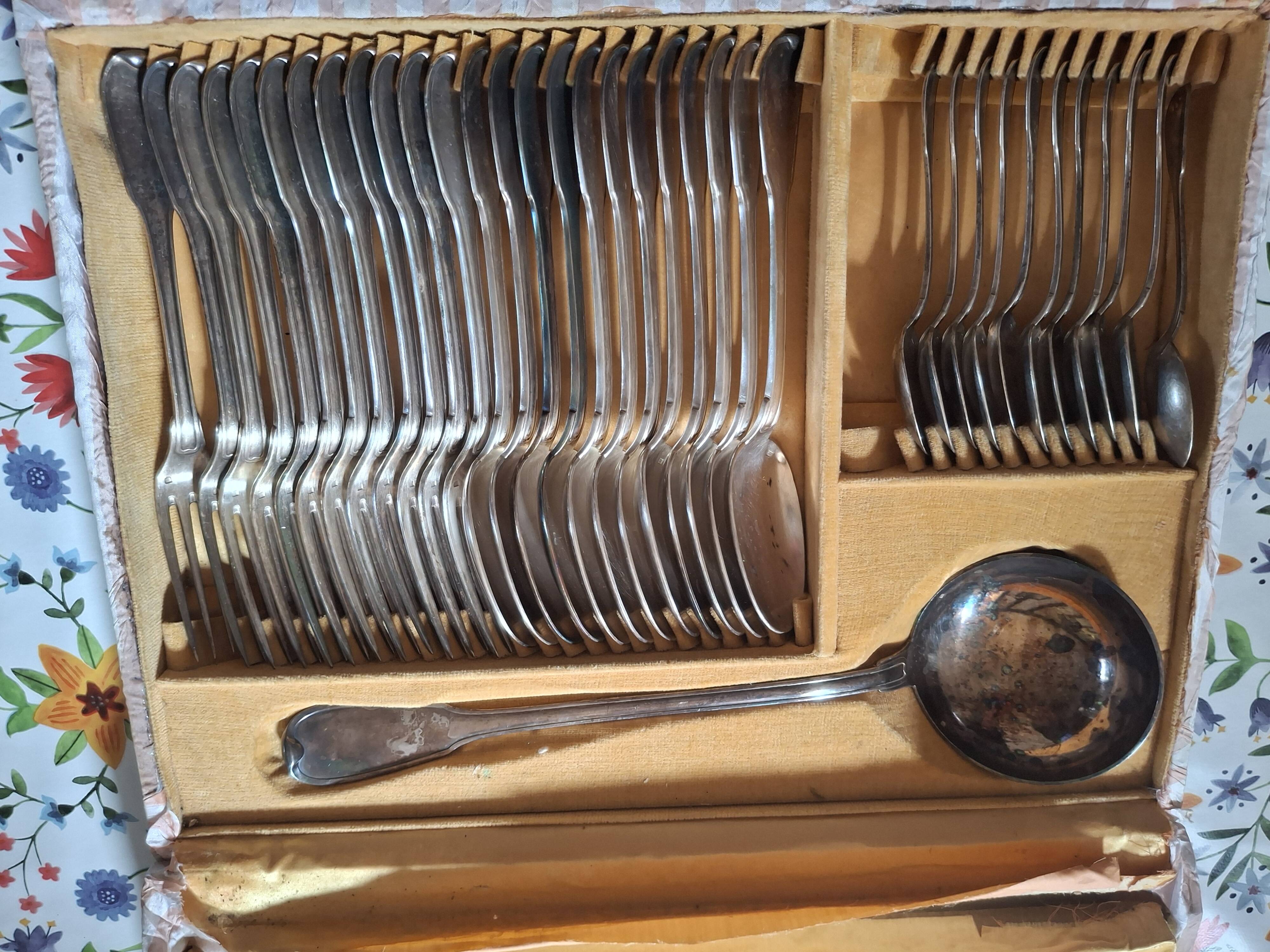 Silver cutlery set