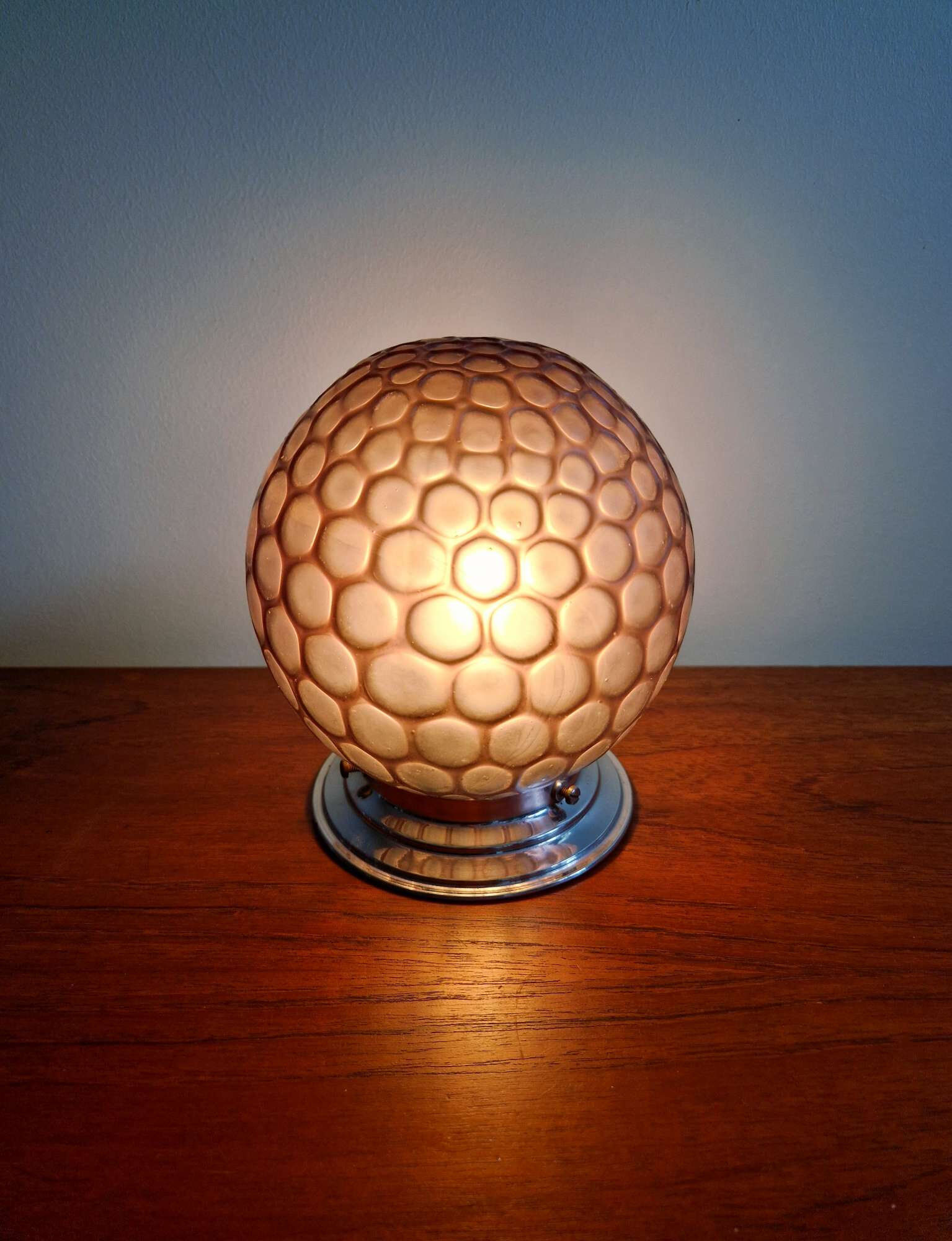 Plafonnier art déco en verre satiné alvéolé couleur aubergine, 1930