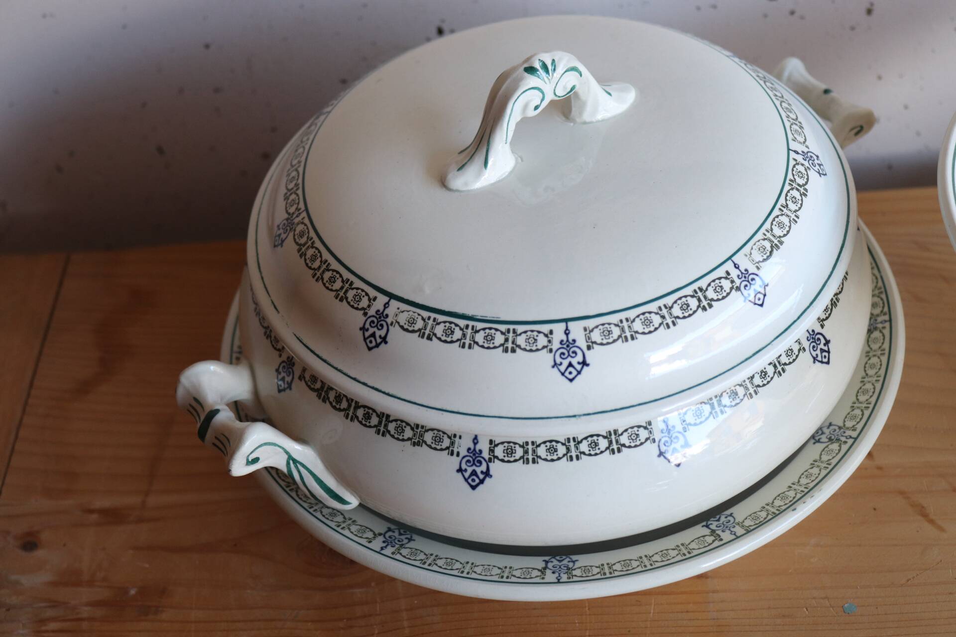 Service ancien en terre de fer décor bleu et vert , écru