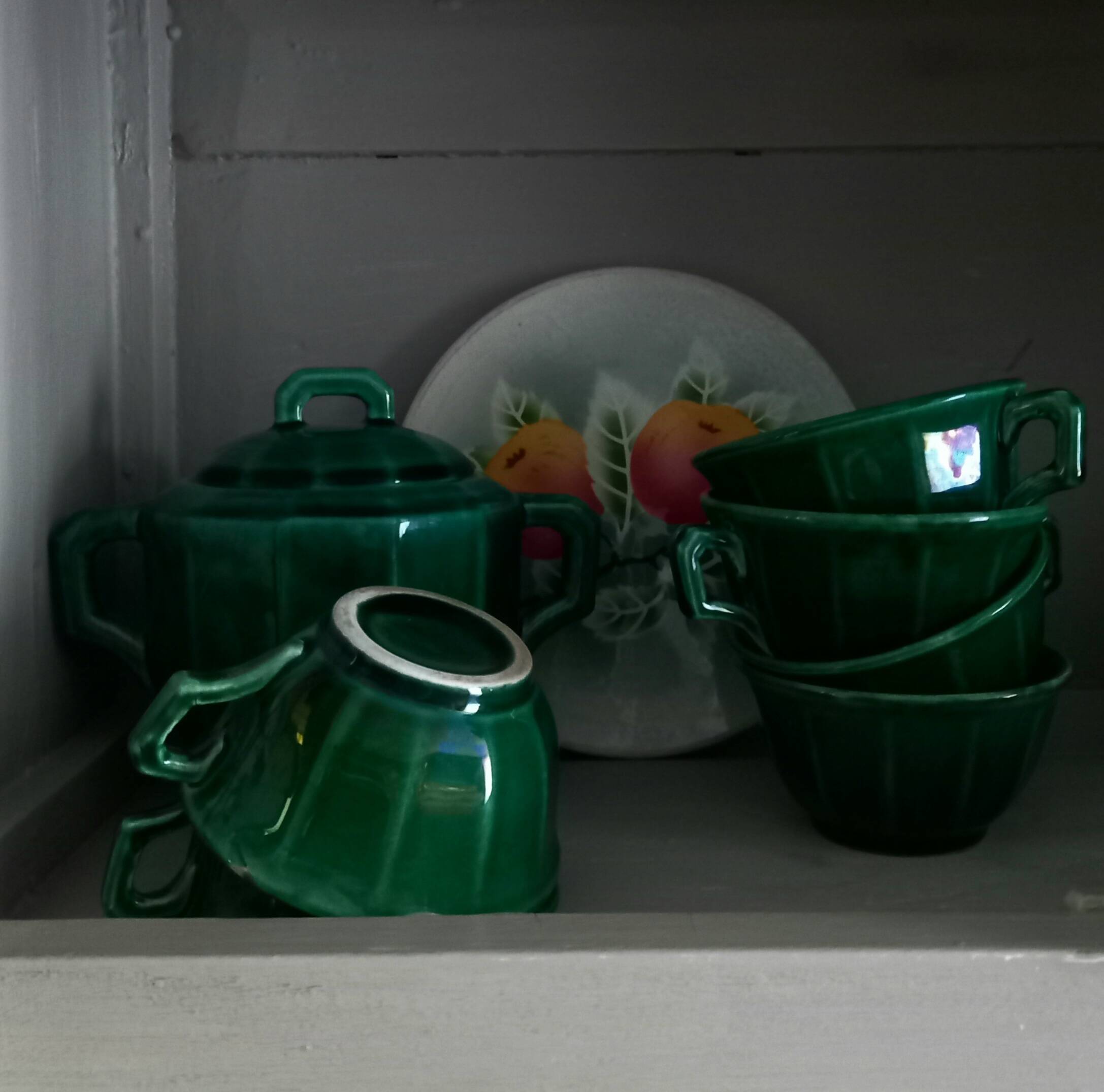 Iridescent green tea or coffee service in Lunéville K&G earthenware. 6 cups and an Art Deco sugar bowl