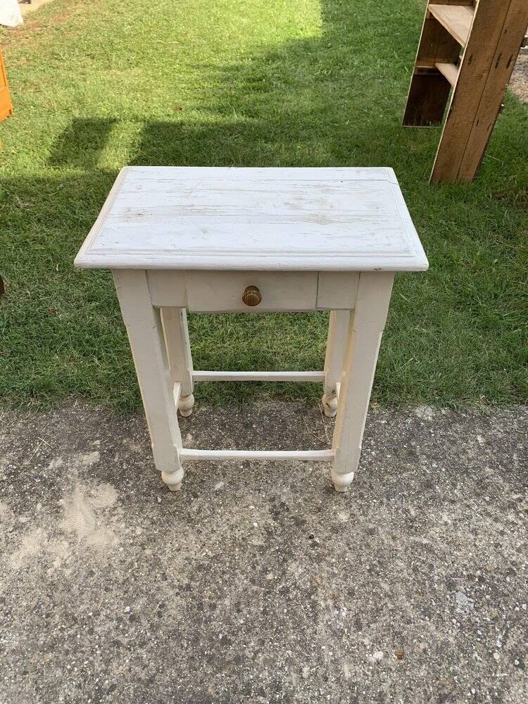 Petite table d'appoint blanche en bois, années 1920, tiroir et pieds tournés