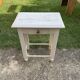 Petite table d'appoint blanche en bois, années 1920, tiroir et pieds tournés