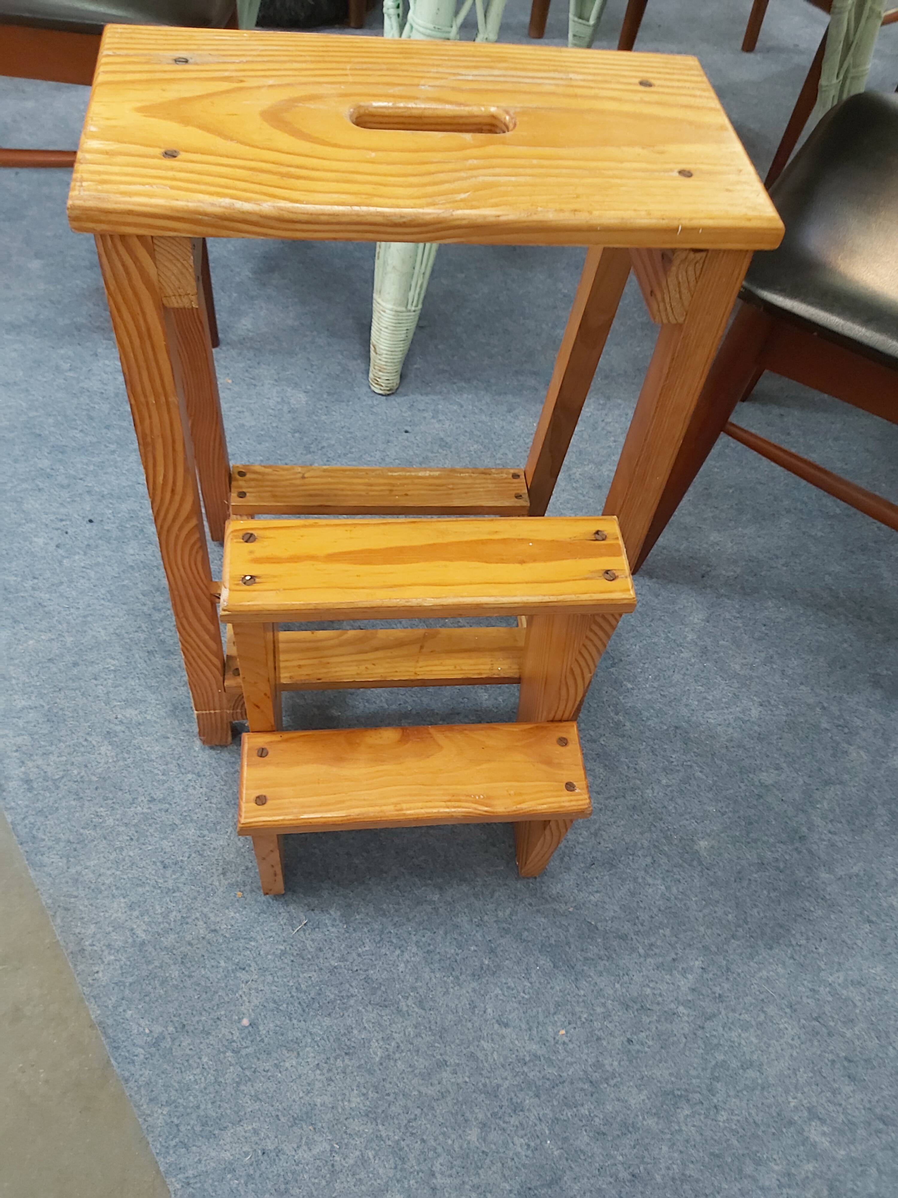 Pine stepladder stool
