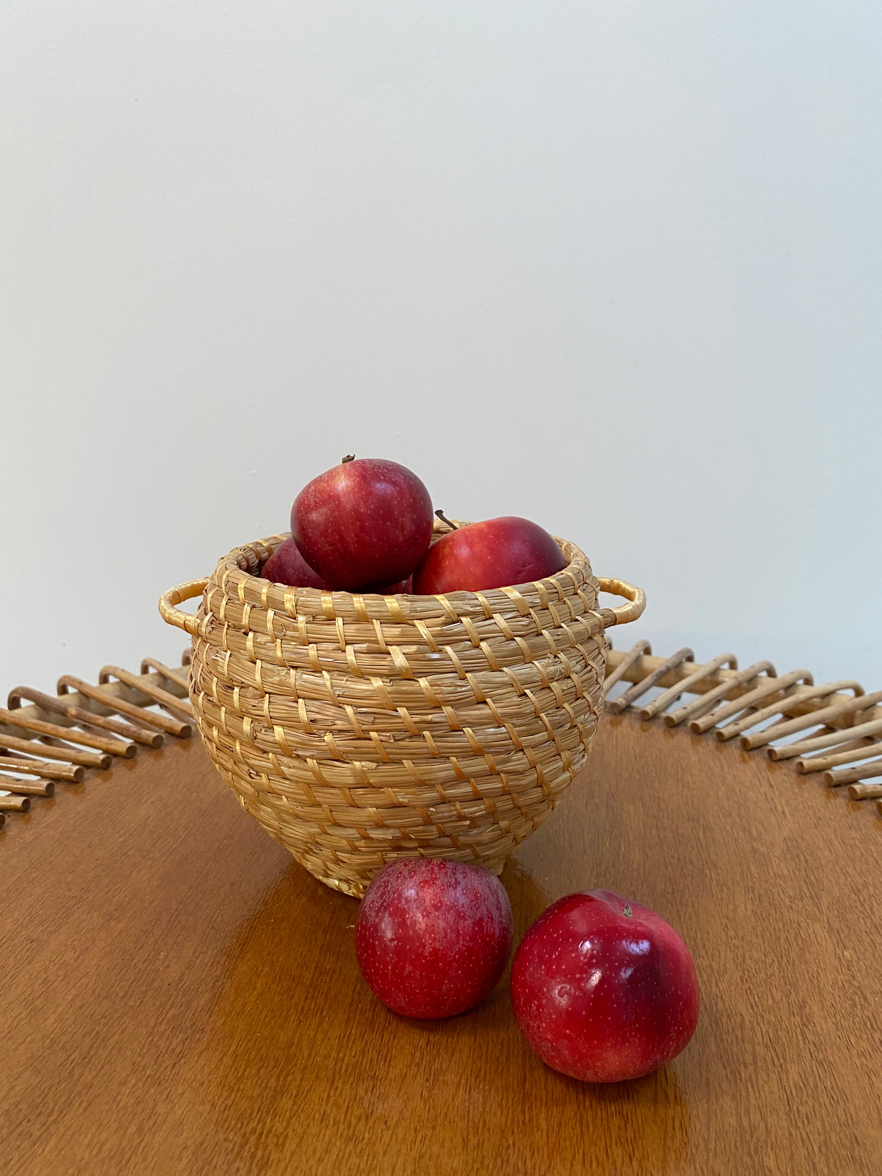 Artisanal basket made of natural fibers
