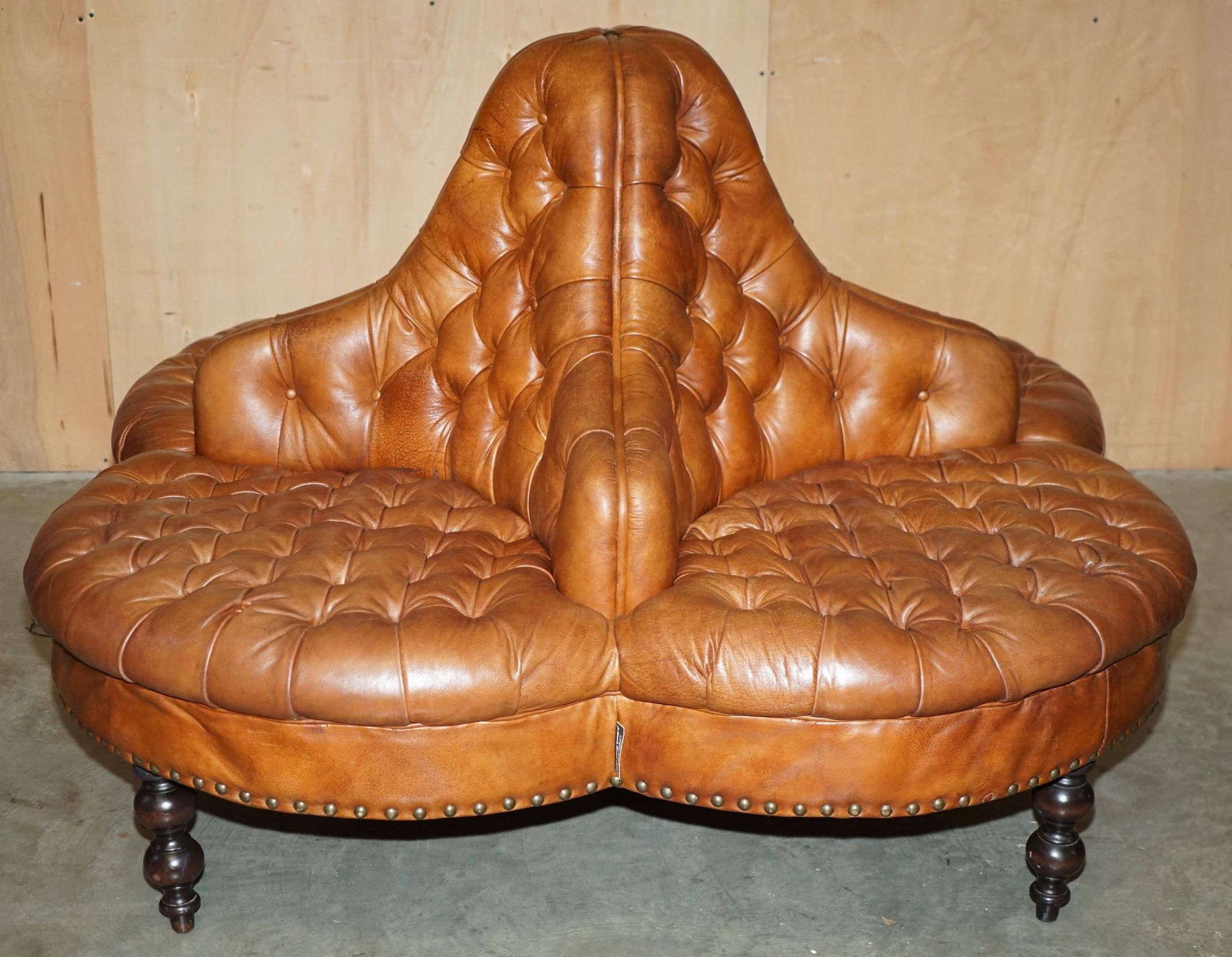Heritage leather Chesterfield sofa, four-seater, Tête-à-Tête model.