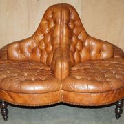 Heritage leather Chesterfield sofa, four-seater, Tête-à-Tête model.