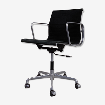 EA117 office chair by Charles and Ray Eames for ICF, 1970