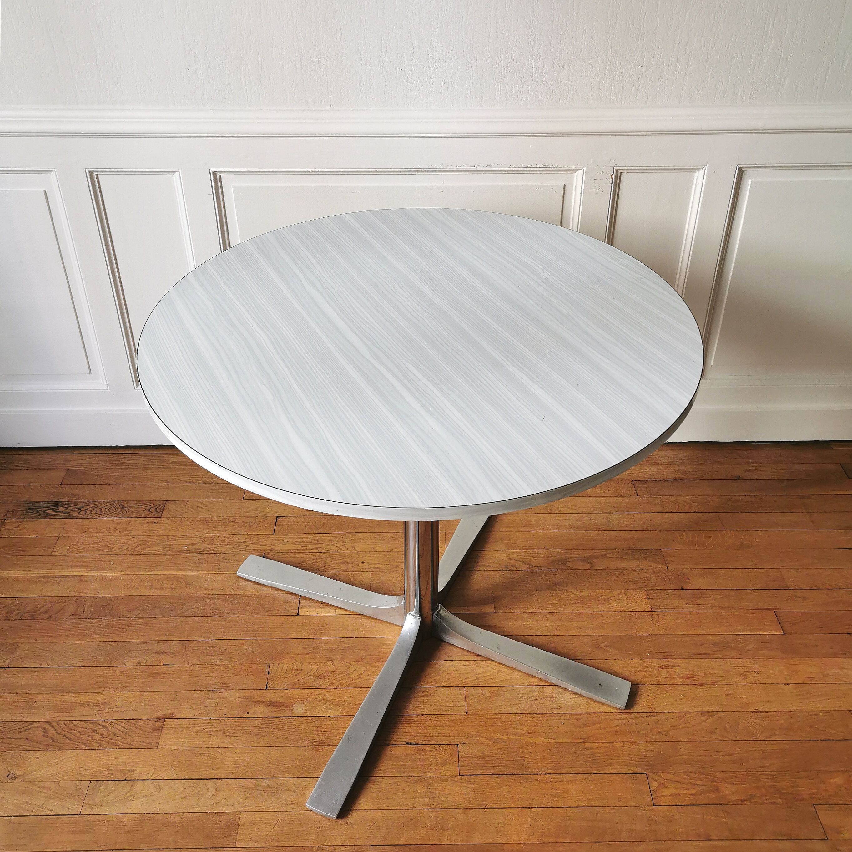 Tulip dining table 1970