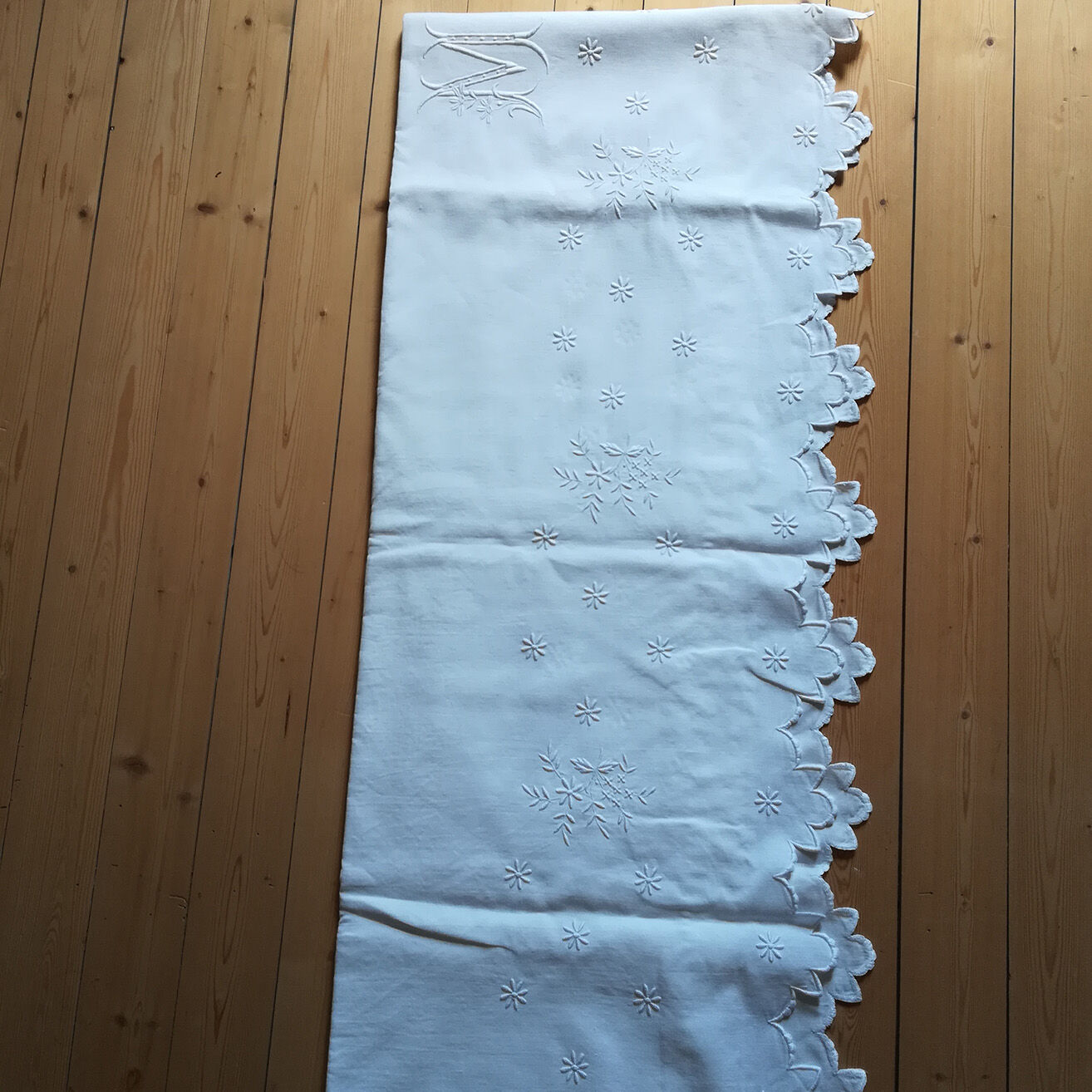 Bed adornment, 1 sheet and 2 embroidered pillowcases