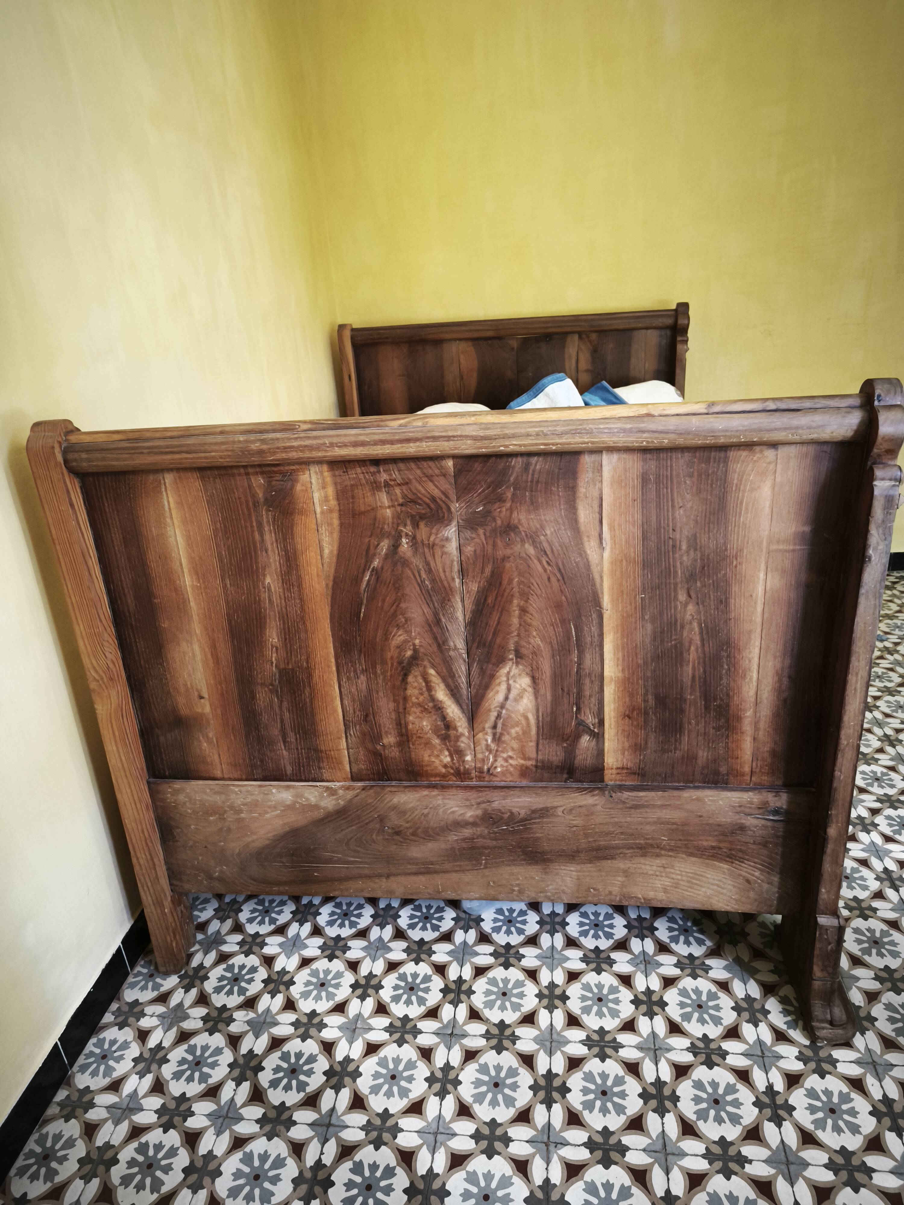 Ancien lit double en bois massif sculpté – décor floral et feuillagé – bell