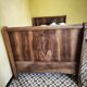 Ancien lit double en bois massif sculpté – décor floral et feuillagé – bell