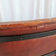 Lot de 4 chaises de salle à manger vintage en cuir matelassé : base en métal noir