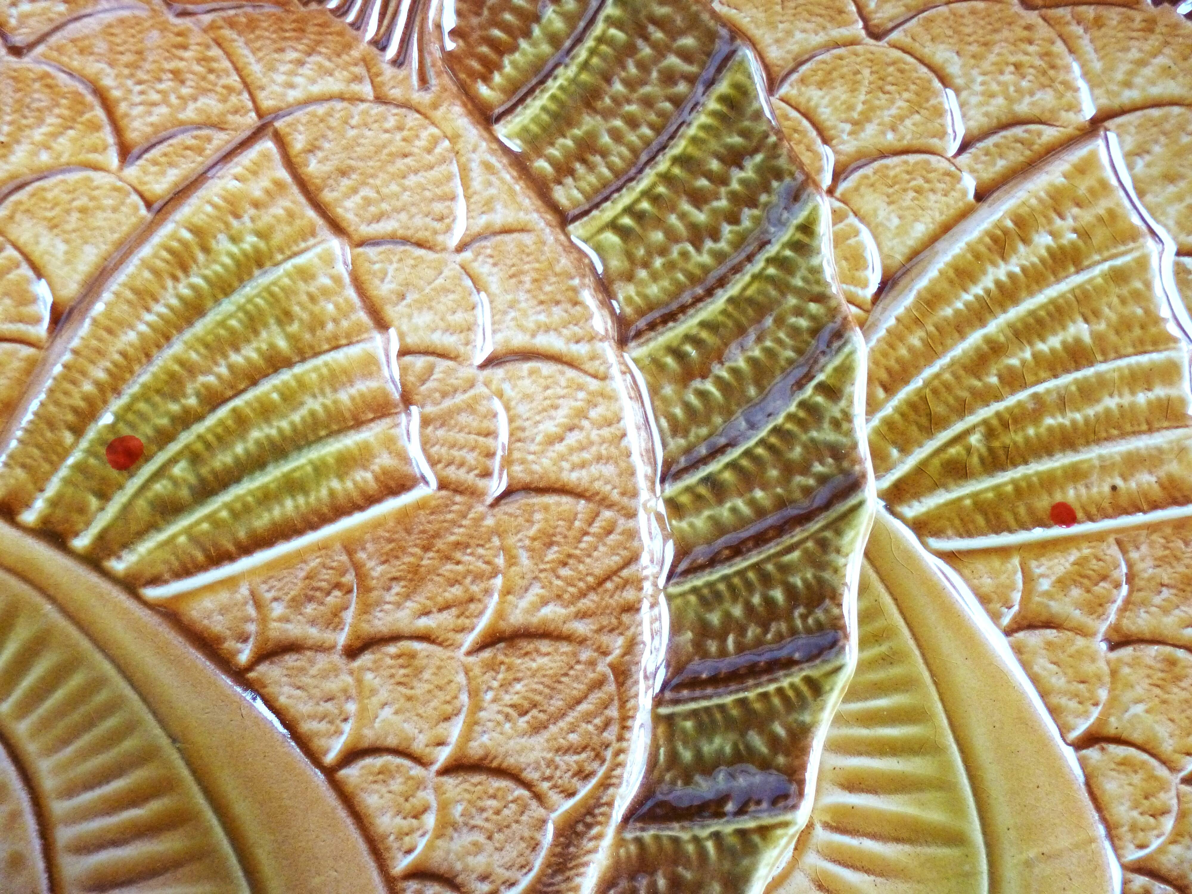 6 Sarreguemines barbotine ceramic fish plates, flat plates.