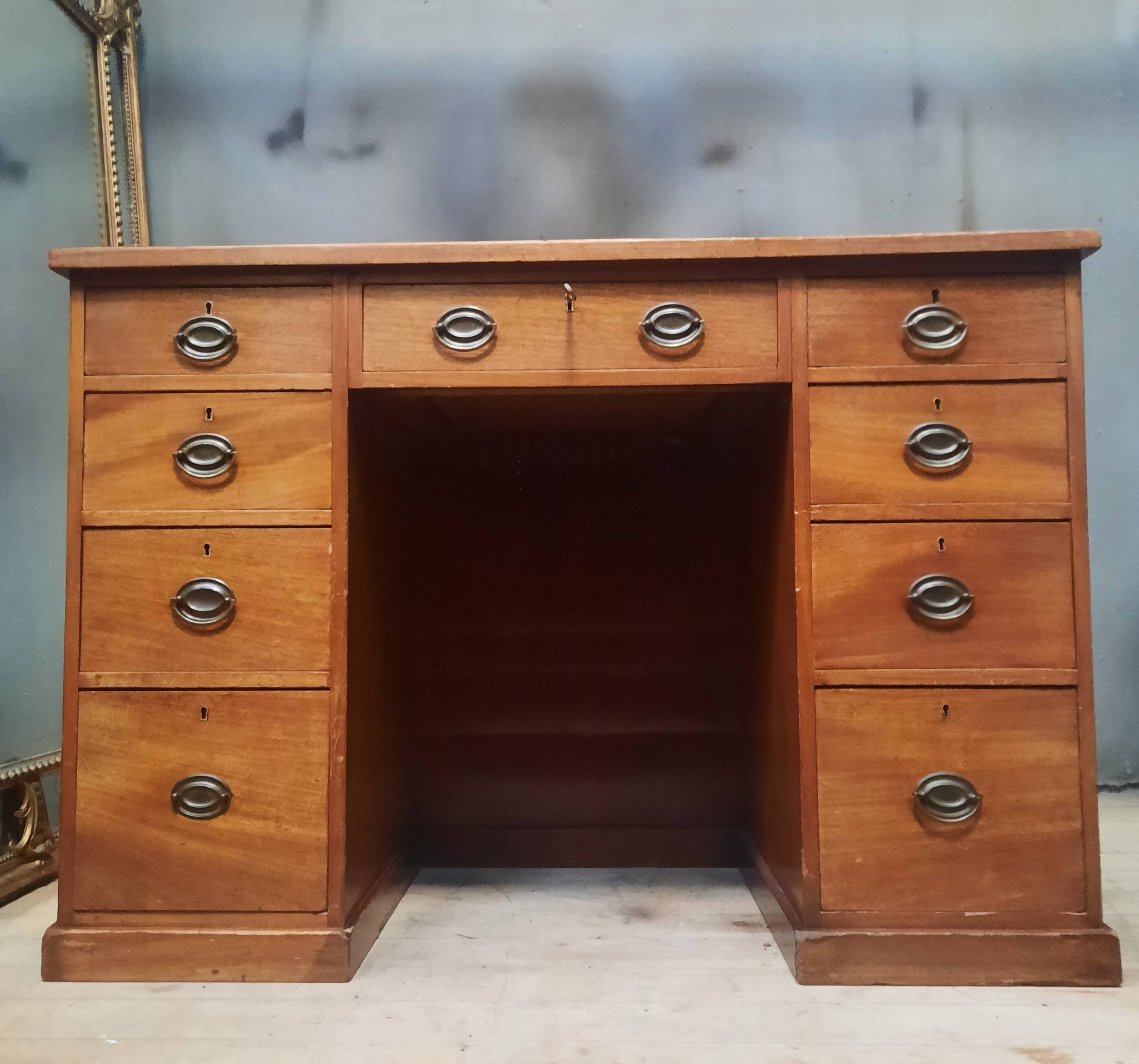 Nineteenth-century chest of drawers in mahogany.