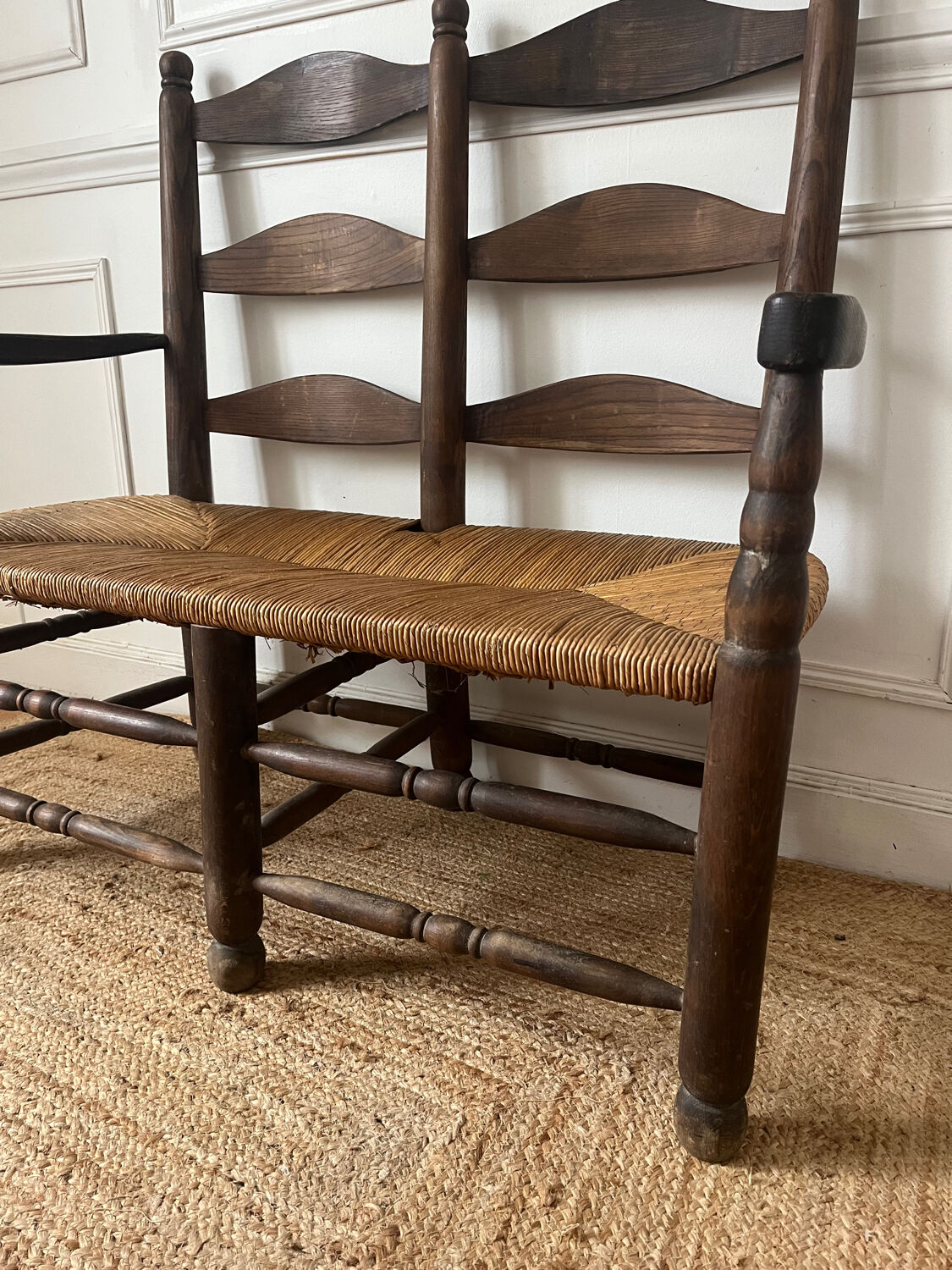 Wood and straw banquette