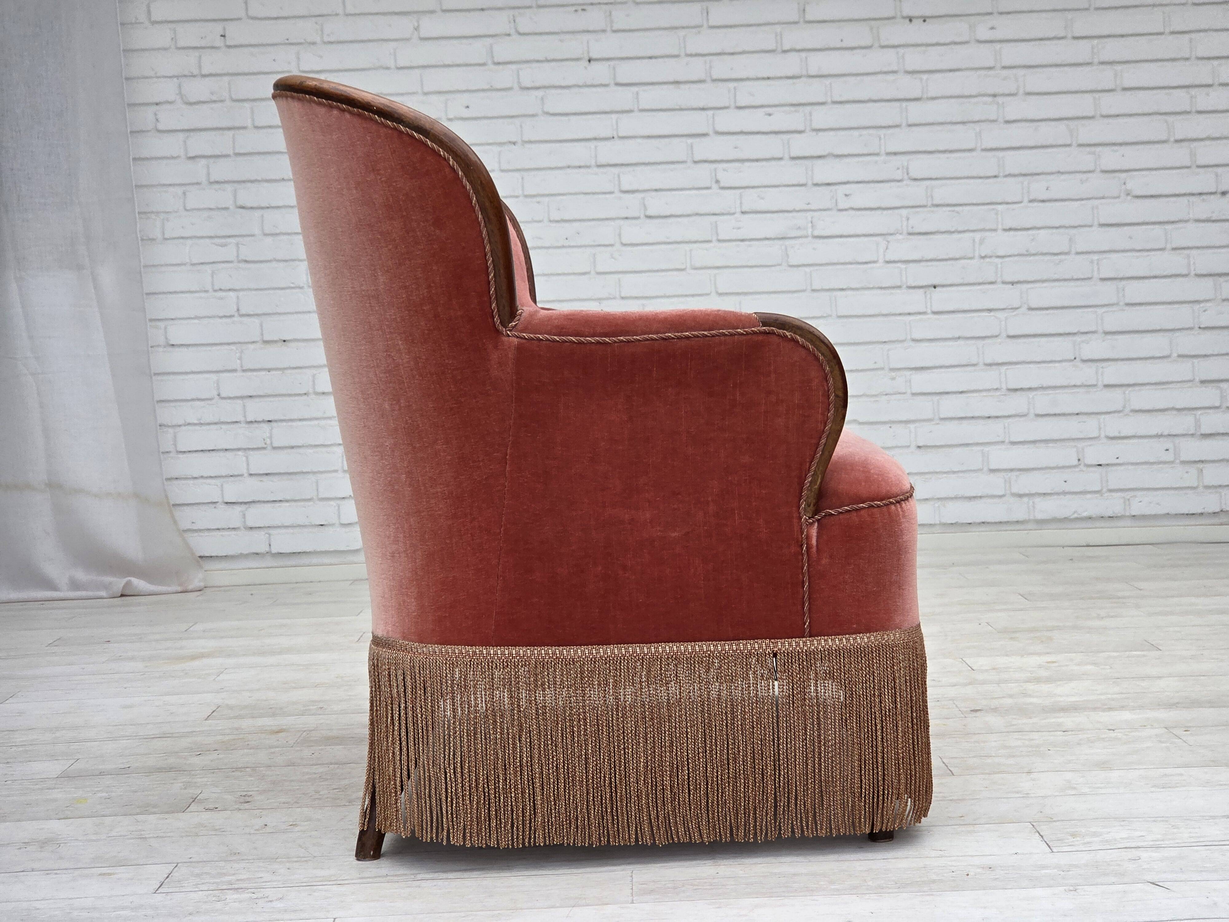 Canapé danois 2 places des années 1930, velours d'ameublement rose saumon, bois de frêne.