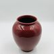 Vase vintage en céramique émaillée rouge bordeaux