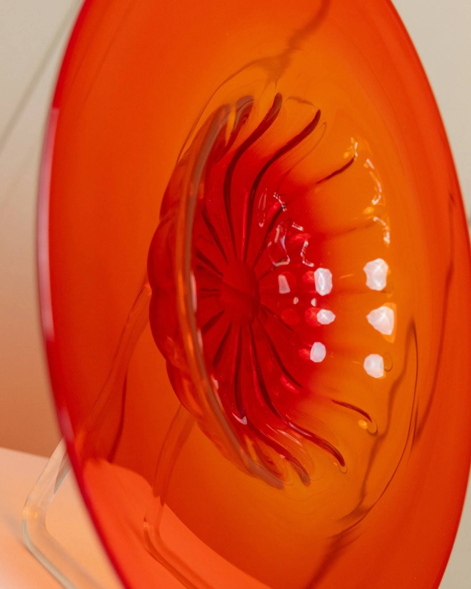 Bol en verre de Murano XL, années 1920, rouge vif avec médaillon central strié, verre décoratif.