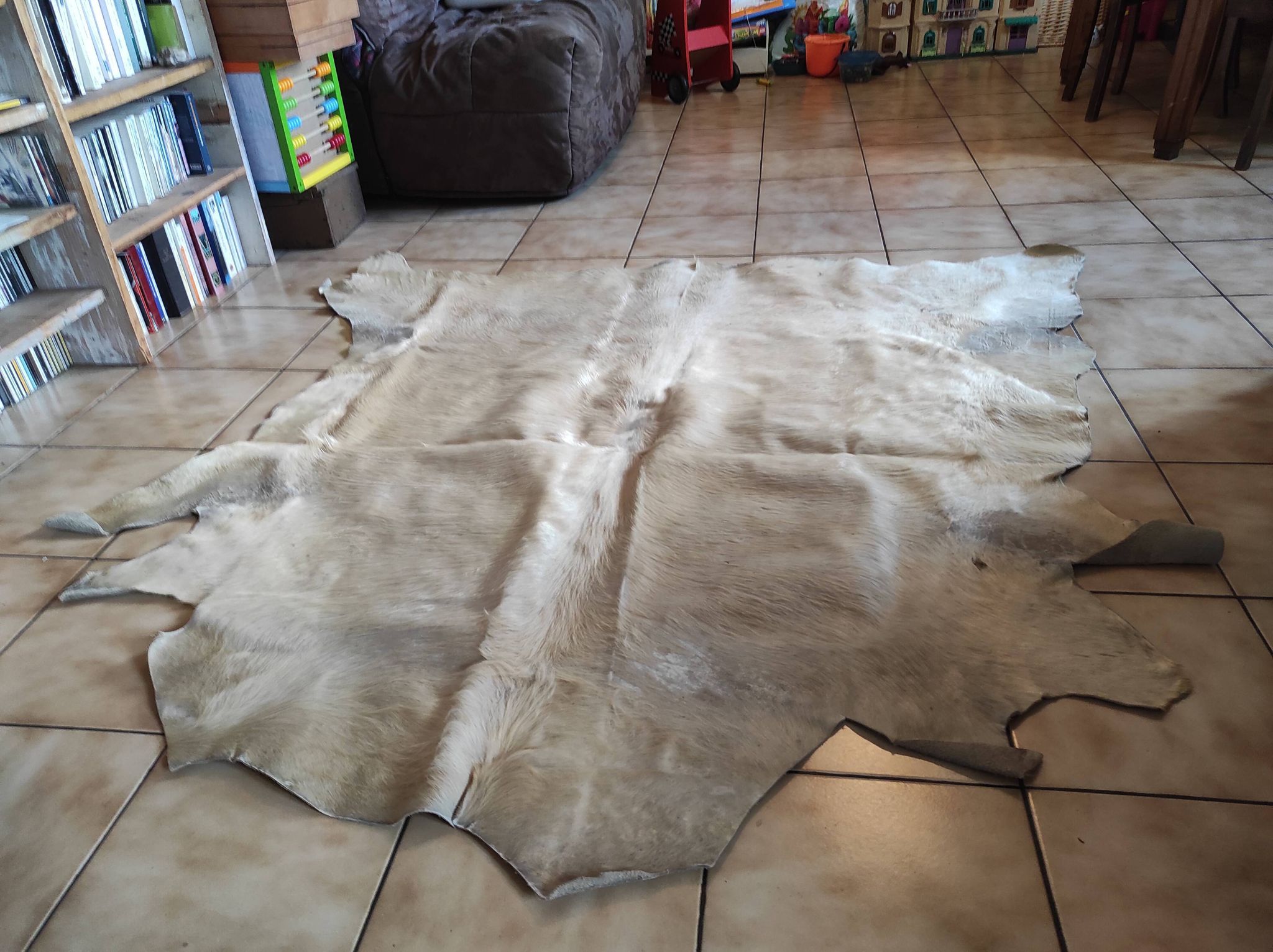 Carpet descent of vintage bed in cowhide 164x176 cm with white hair