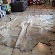 Carpet descent of vintage bed in cowhide 164x176 cm with white hair