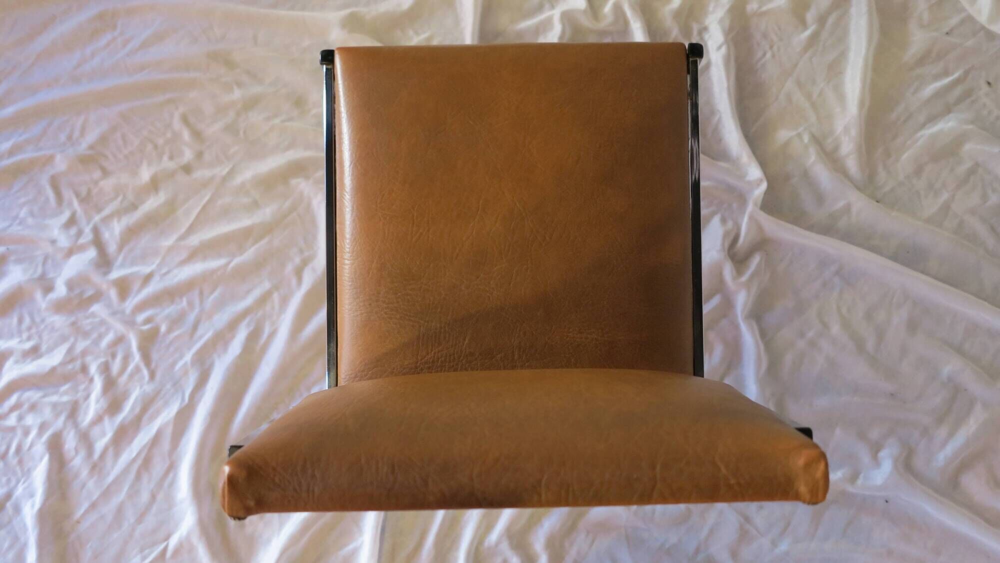Pair of modernist chairs in chromed metal and imitation leather