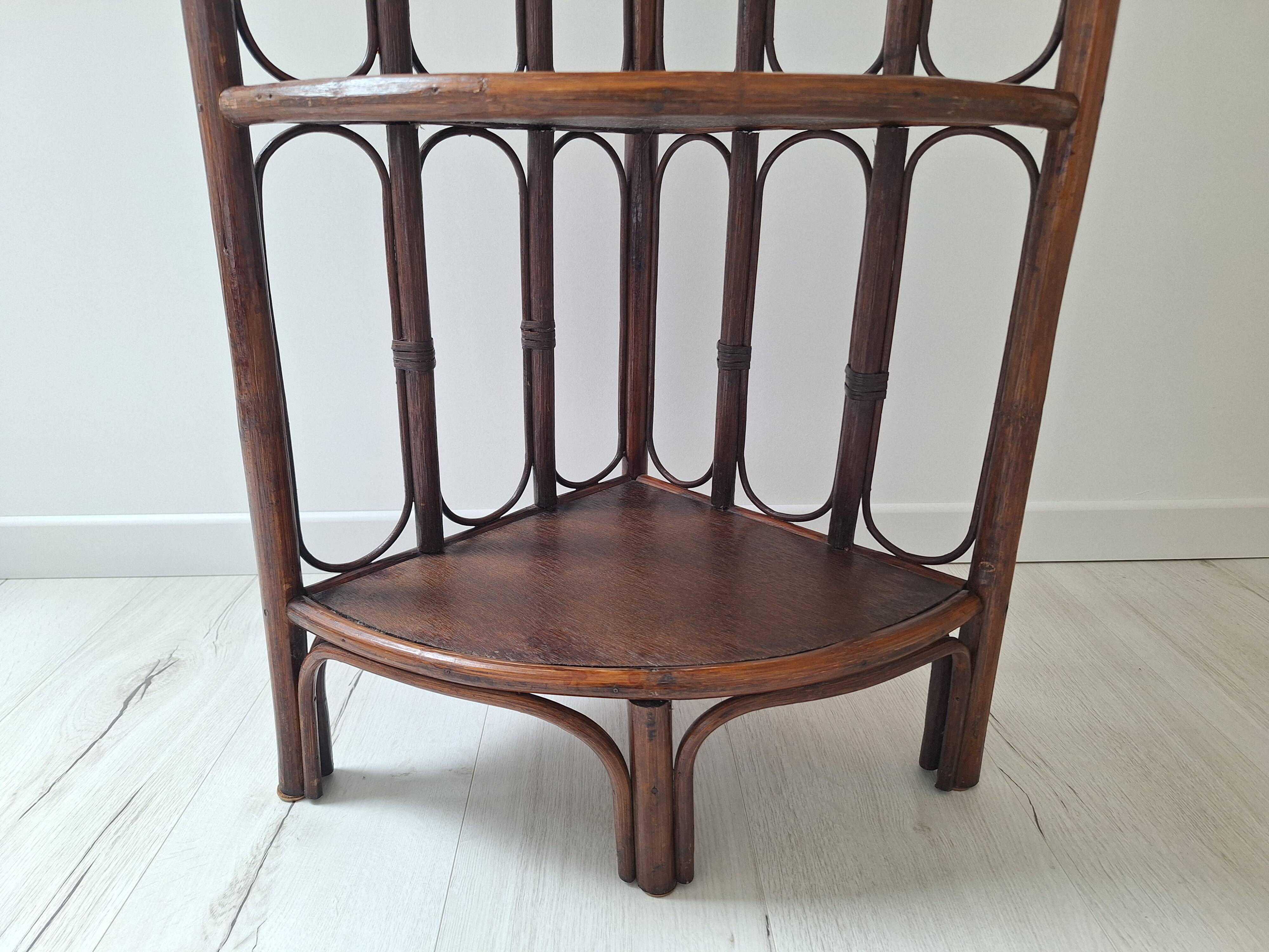 Etagère d'angle en rotin